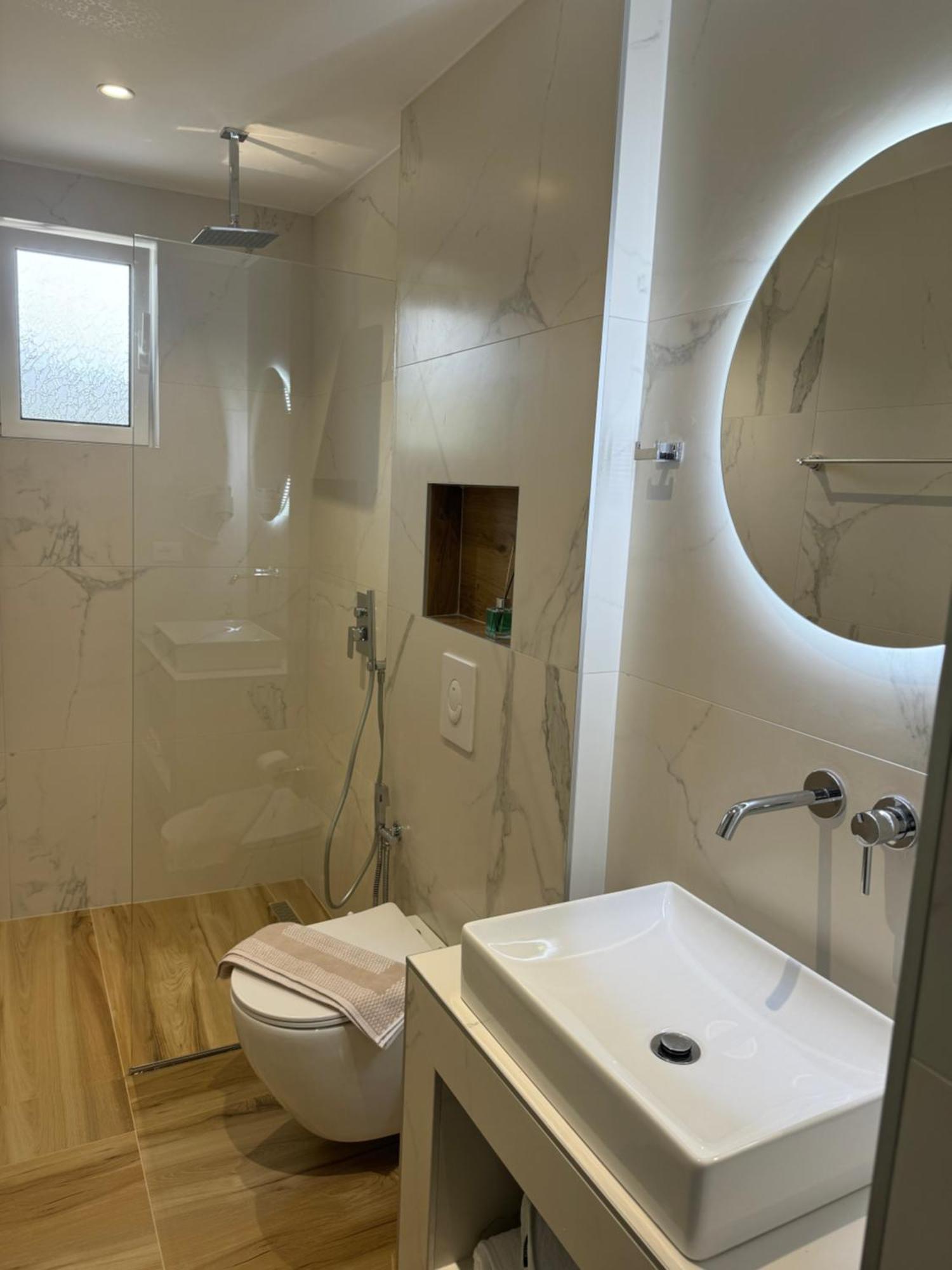 Ion Rooms Himare Luaran gambar