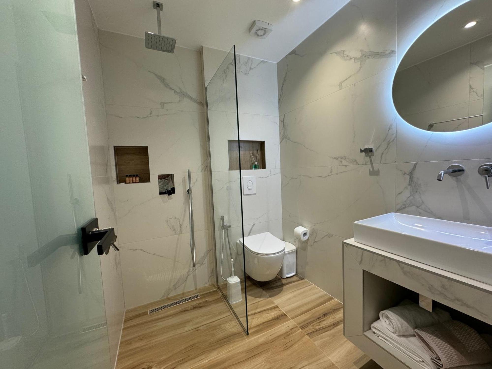 Ion Rooms Himare Luaran gambar