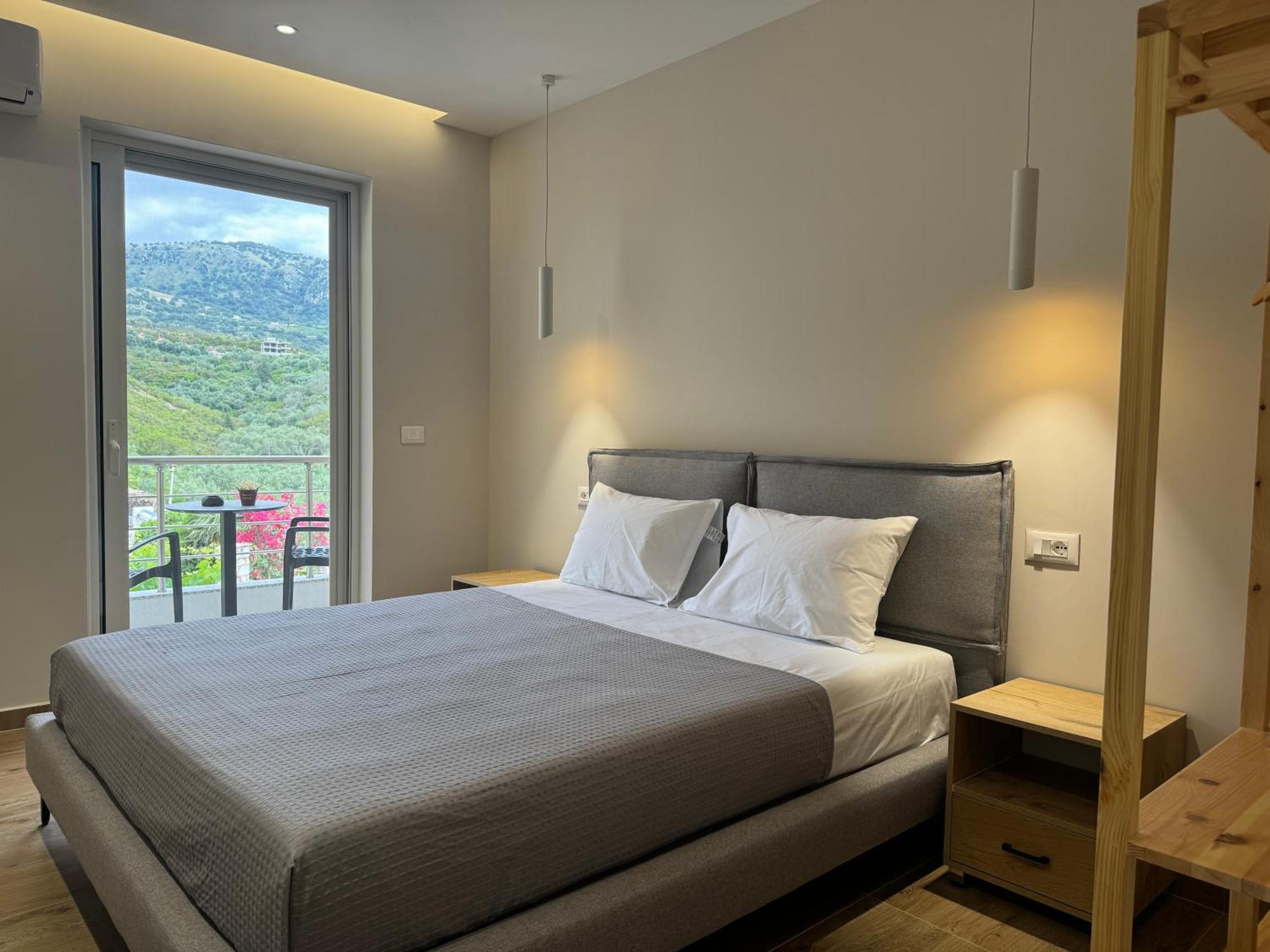 Ion Rooms Himare Luaran gambar