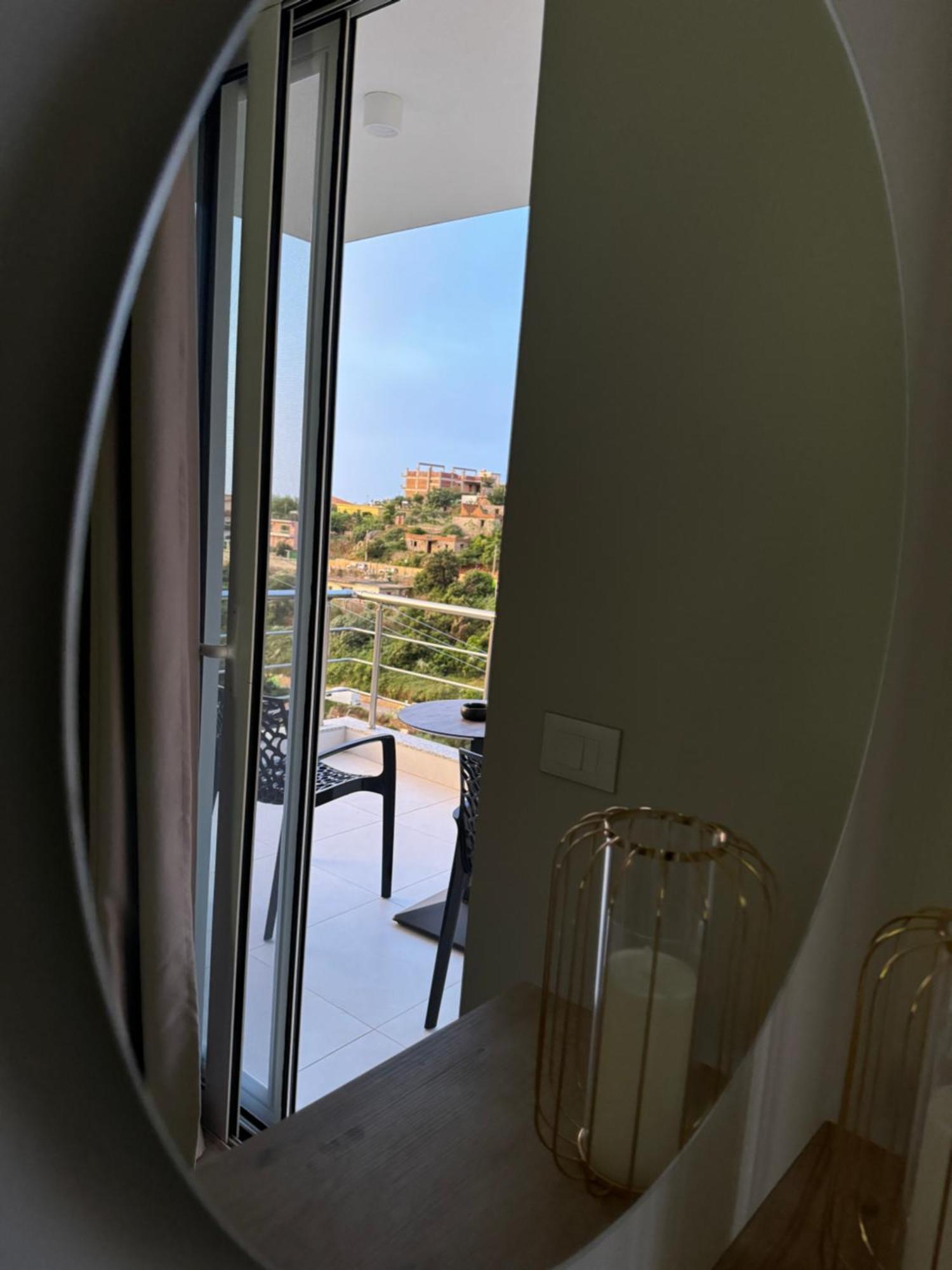 Ion Rooms Himare Luaran gambar