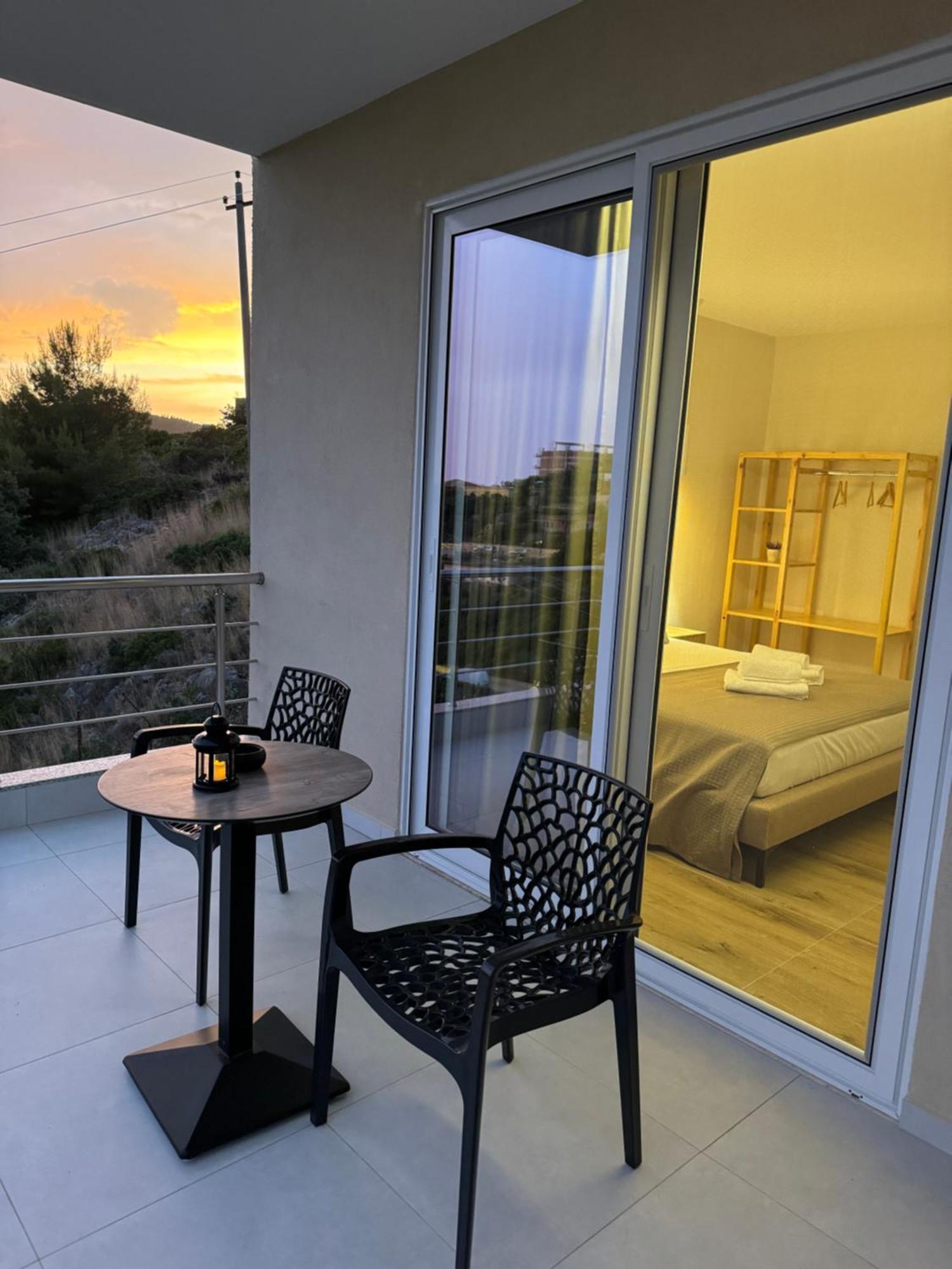 Ion Rooms Himare Luaran gambar