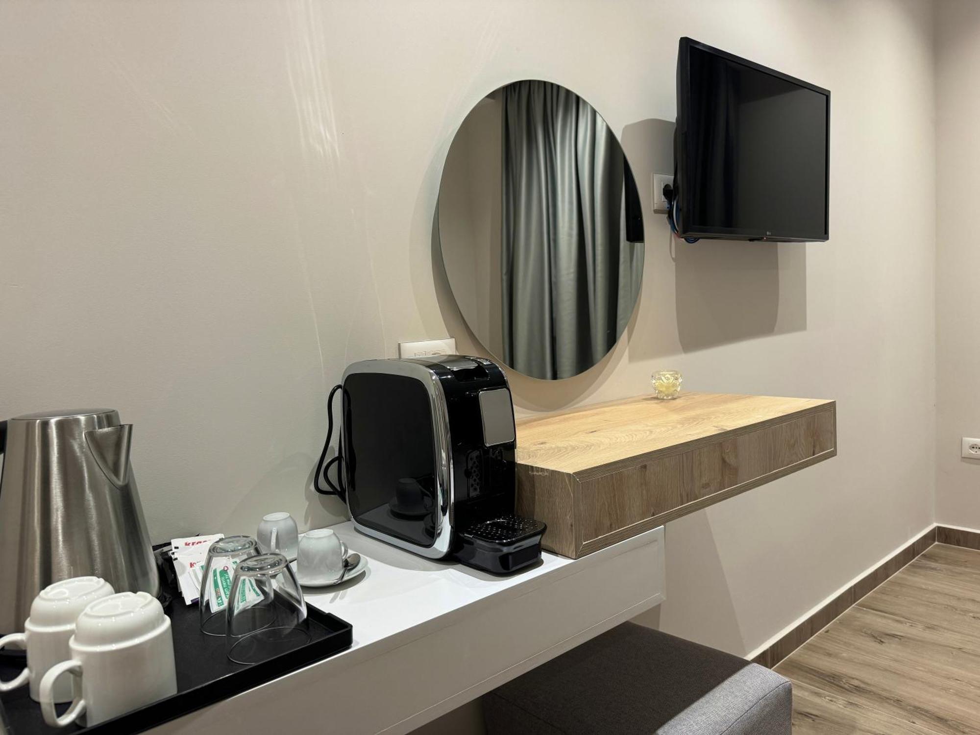 Ion Rooms Himare Luaran gambar